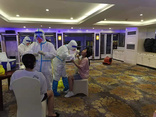 對停靠度汛美維凱琳、凱蕾船員進行核酸檢測2.jpg