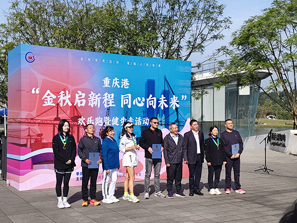 655acff79ec33.jpg 領(lǐng)獎(jiǎng).jpg